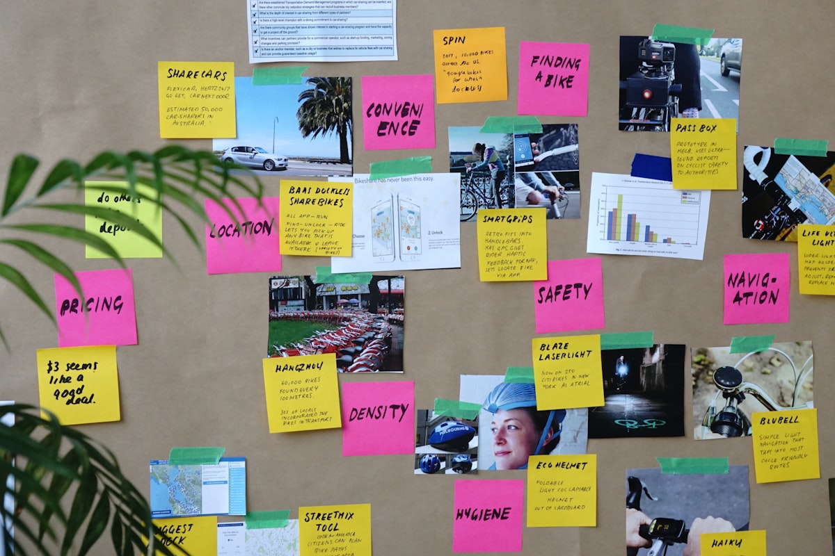 Strategie-Wand mit bunten Post-its
